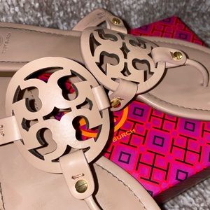 Tory Burch classic leather slide sandals. Great for Spring/Summer season.